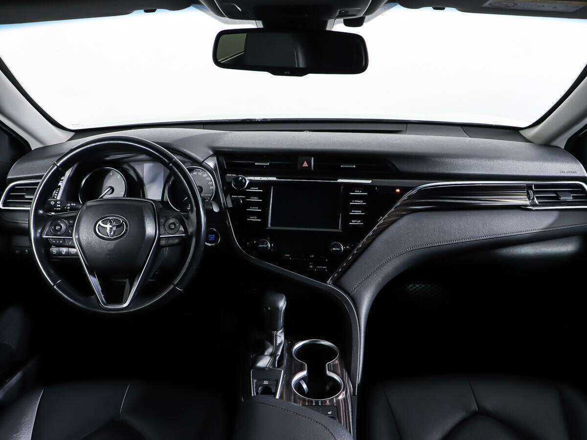 Toyota Camry с пробегом — 2018 год. Фото: #10