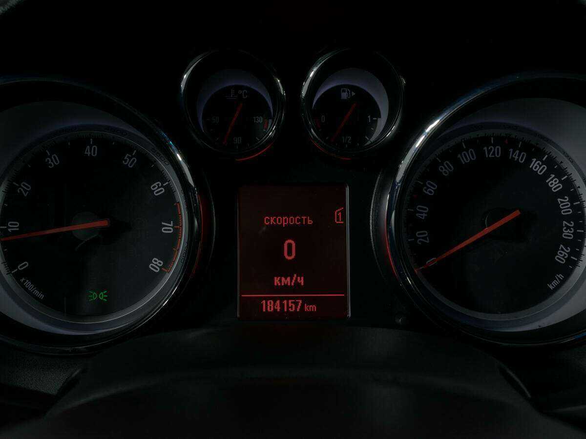 Opel Astra с пробегом — 2012 год. Фото: #12