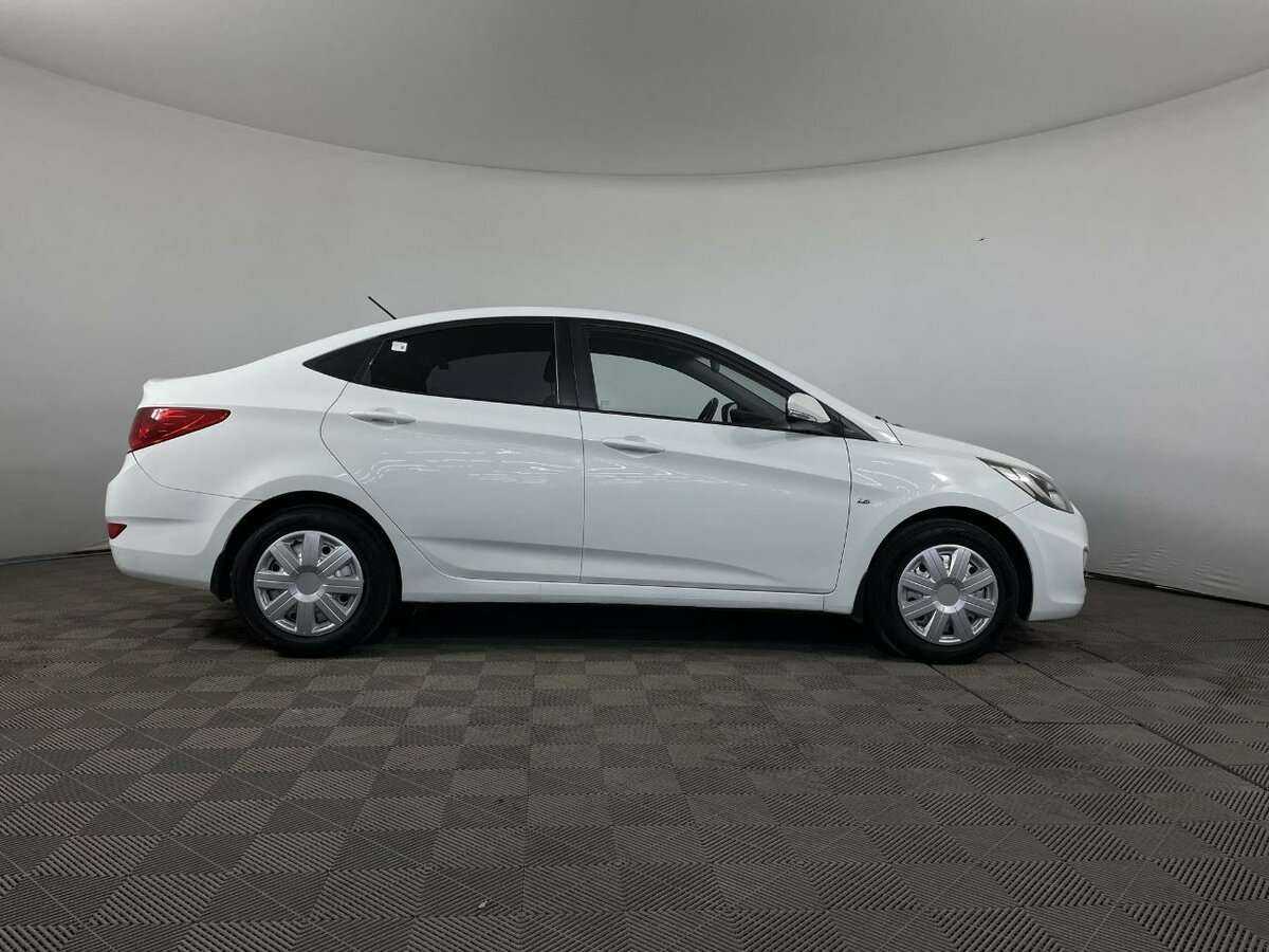 Hyundai Solaris с пробегом — 2012 год. Фото: #3