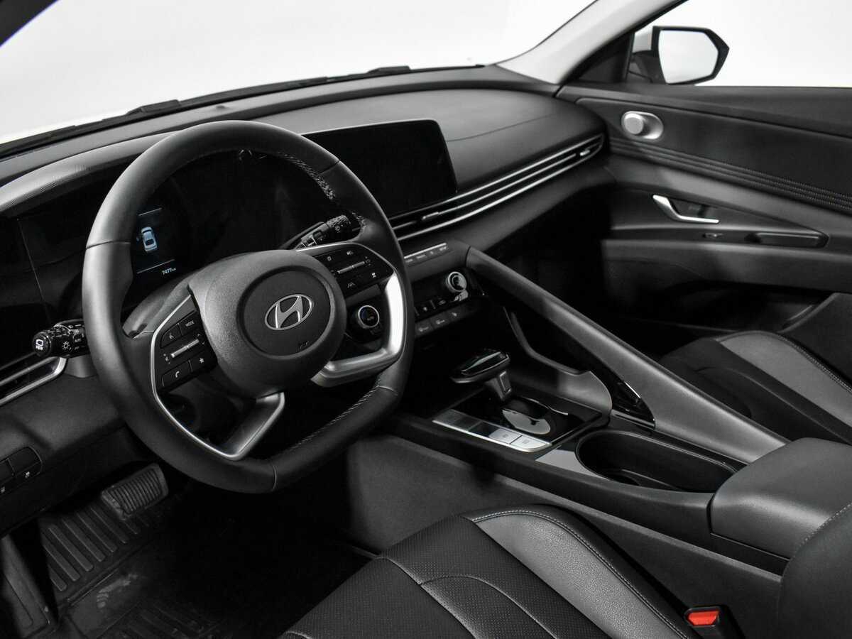 Hyundai Elantra с пробегом — 2023 год. Фото: #8