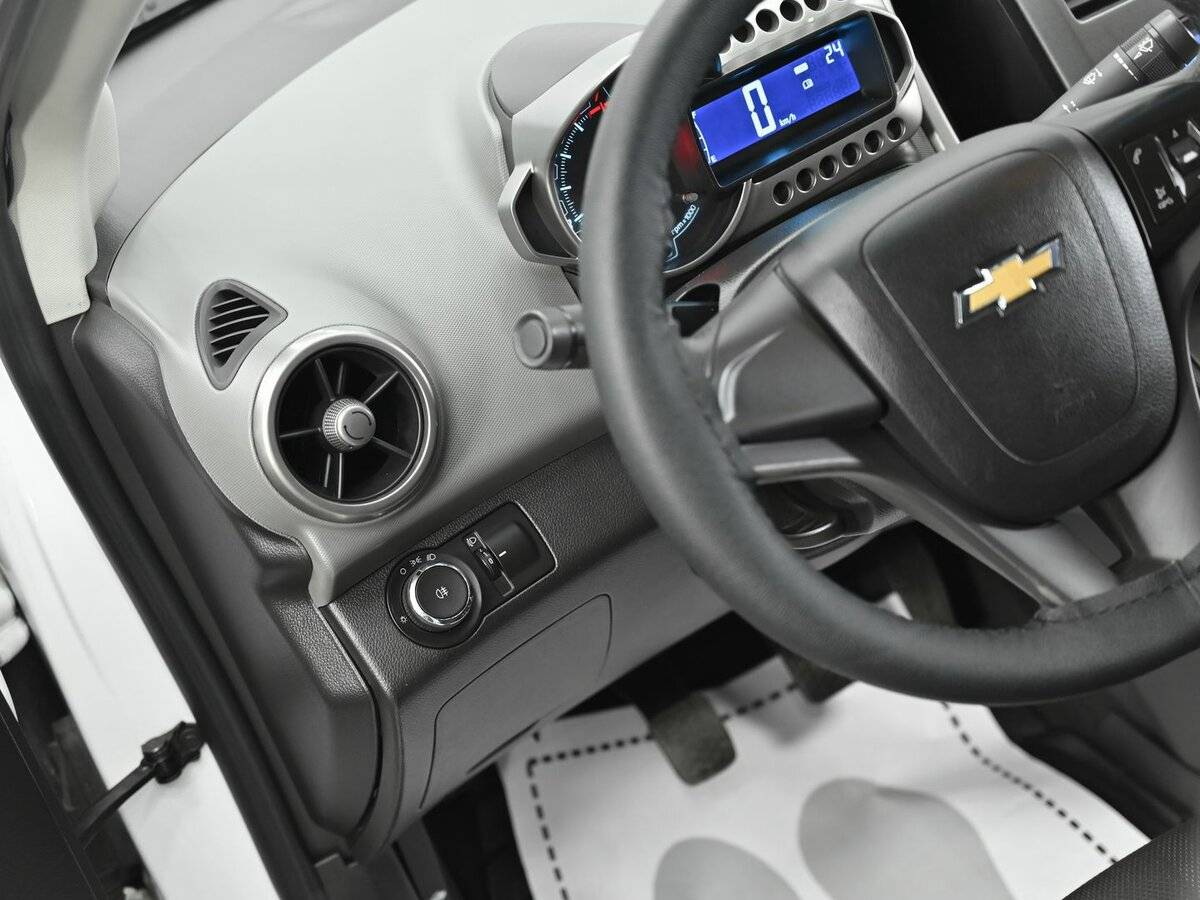 Chevrolet Aveo с пробегом — 2012 год. Фото: #6