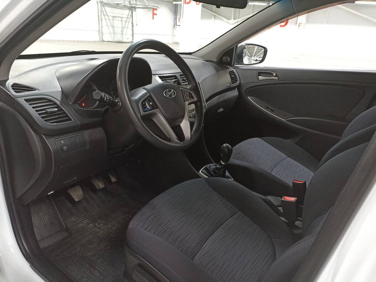 Hyundai Solaris с пробегом — 2015 год. Фото: #15
