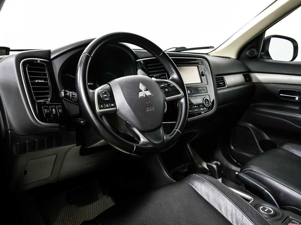 Mitsubishi Outlander с пробегом — 2015 год. Фото: #11