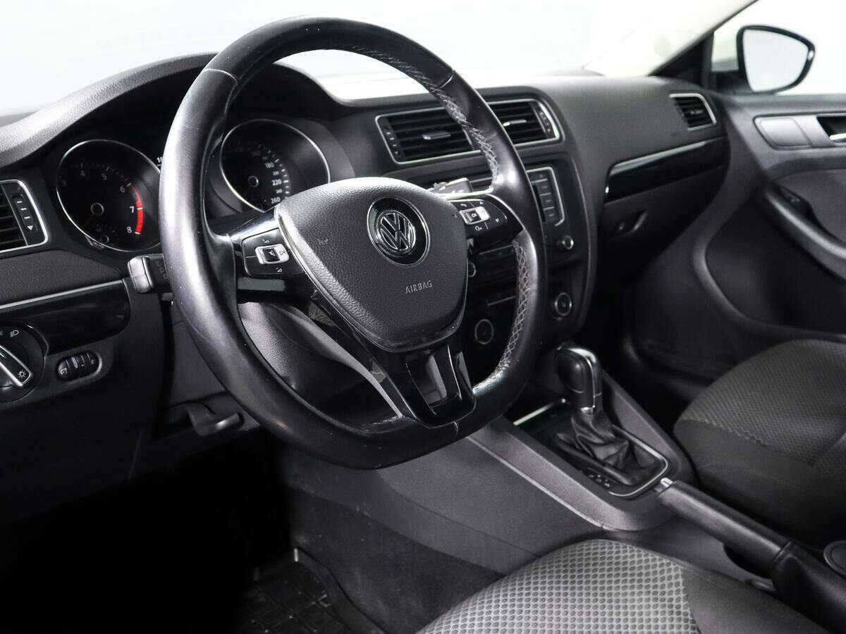 Volkswagen Jetta с пробегом — 2016 год. Фото: #12