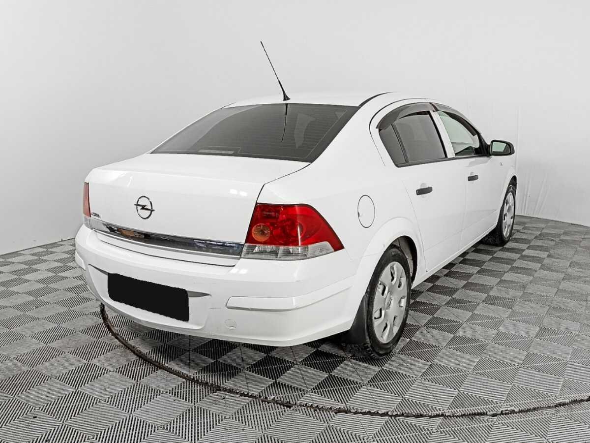 Opel Astra с пробегом — 2013 год. Фото: #4