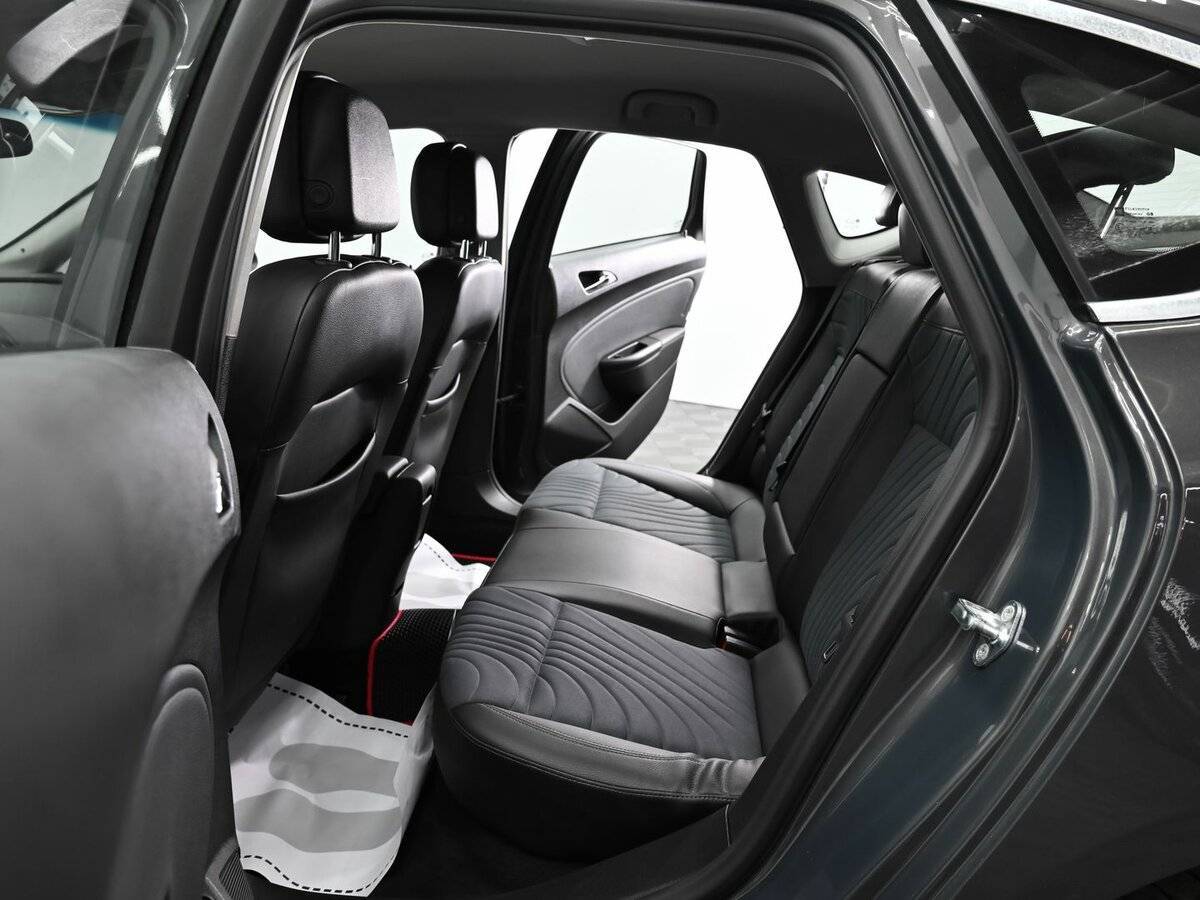 Opel Astra с пробегом — 2013 год. Фото: #12