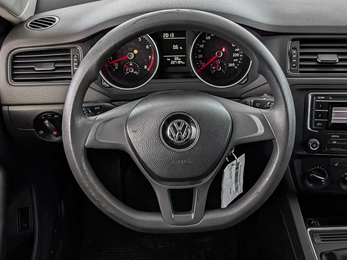 Volkswagen Jetta с пробегом — 2016 год. Фото: #21