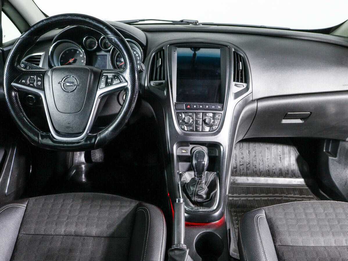 Opel Astra с пробегом — 2013 год. Фото: #9