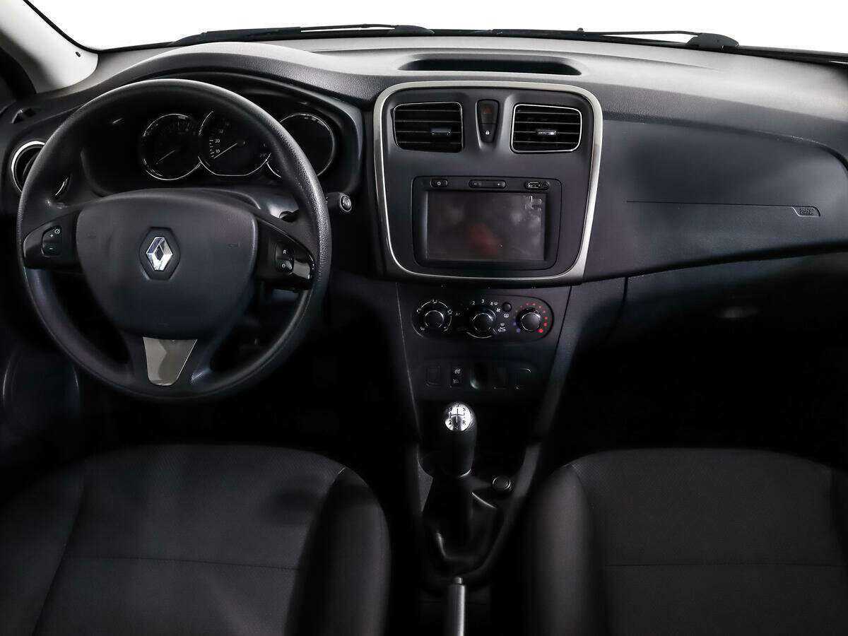 Renault Sandero с пробегом — 2015 год. Фото: #11