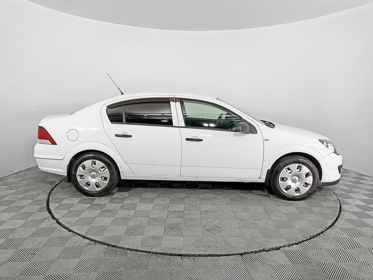 Opel Astra с пробегом — 2013 год. Фото: #3
