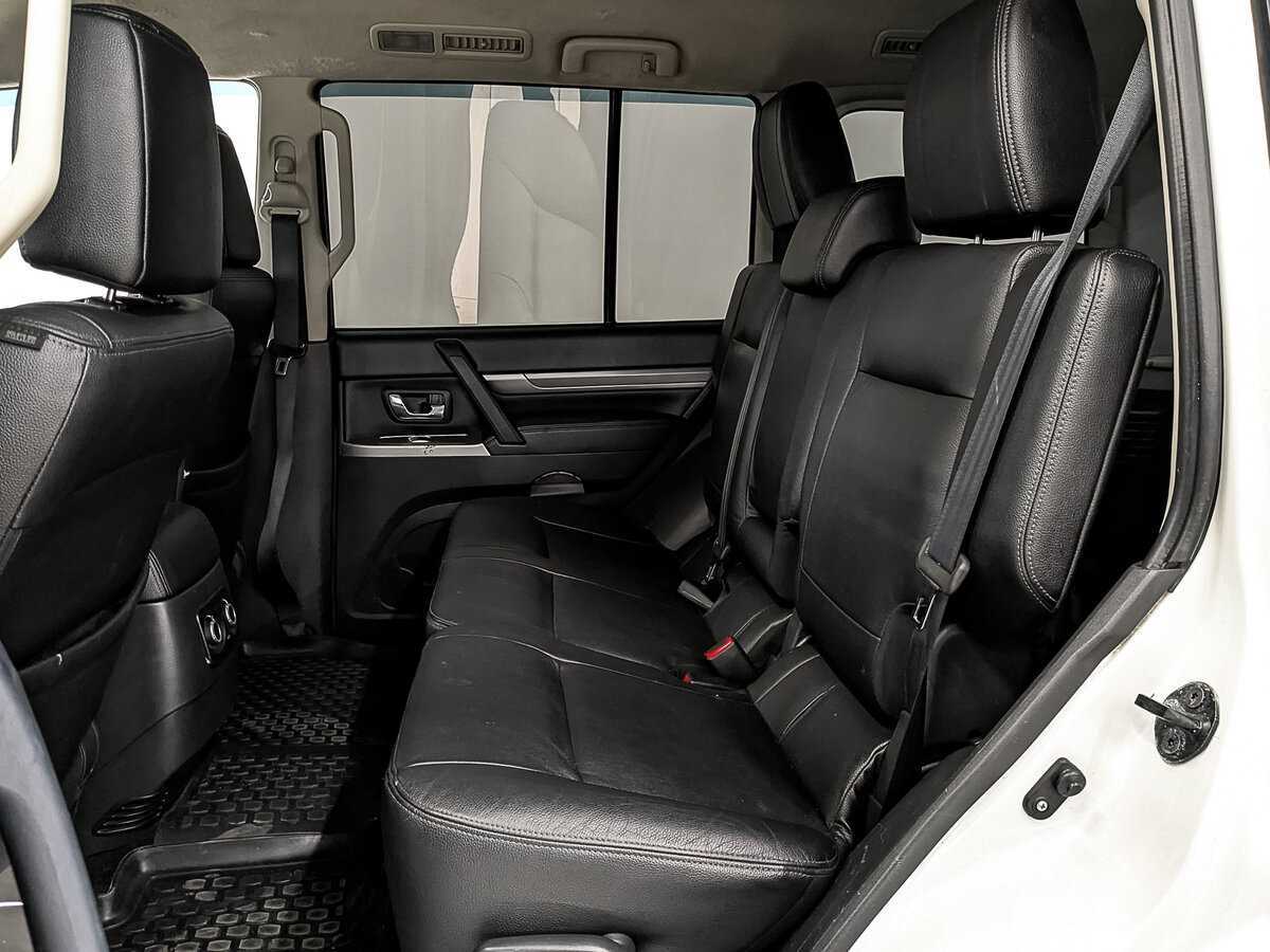Mitsubishi Pajero с пробегом — 2015 год. Фото: #17