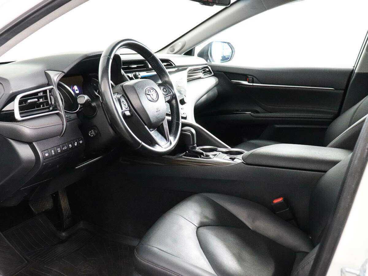 Toyota Camry с пробегом — 2018 год. Фото: #7