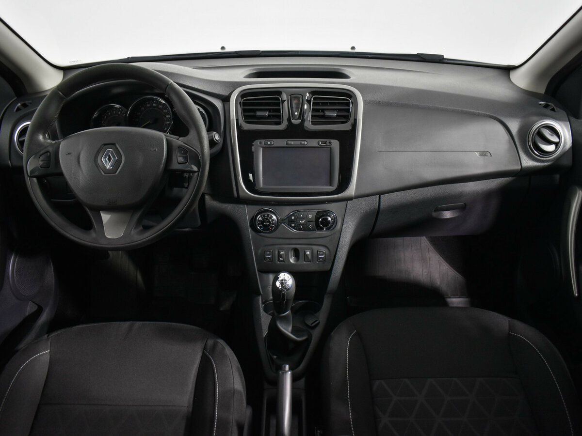Renault Sandero с пробегом — 2016 год. Фото: #12