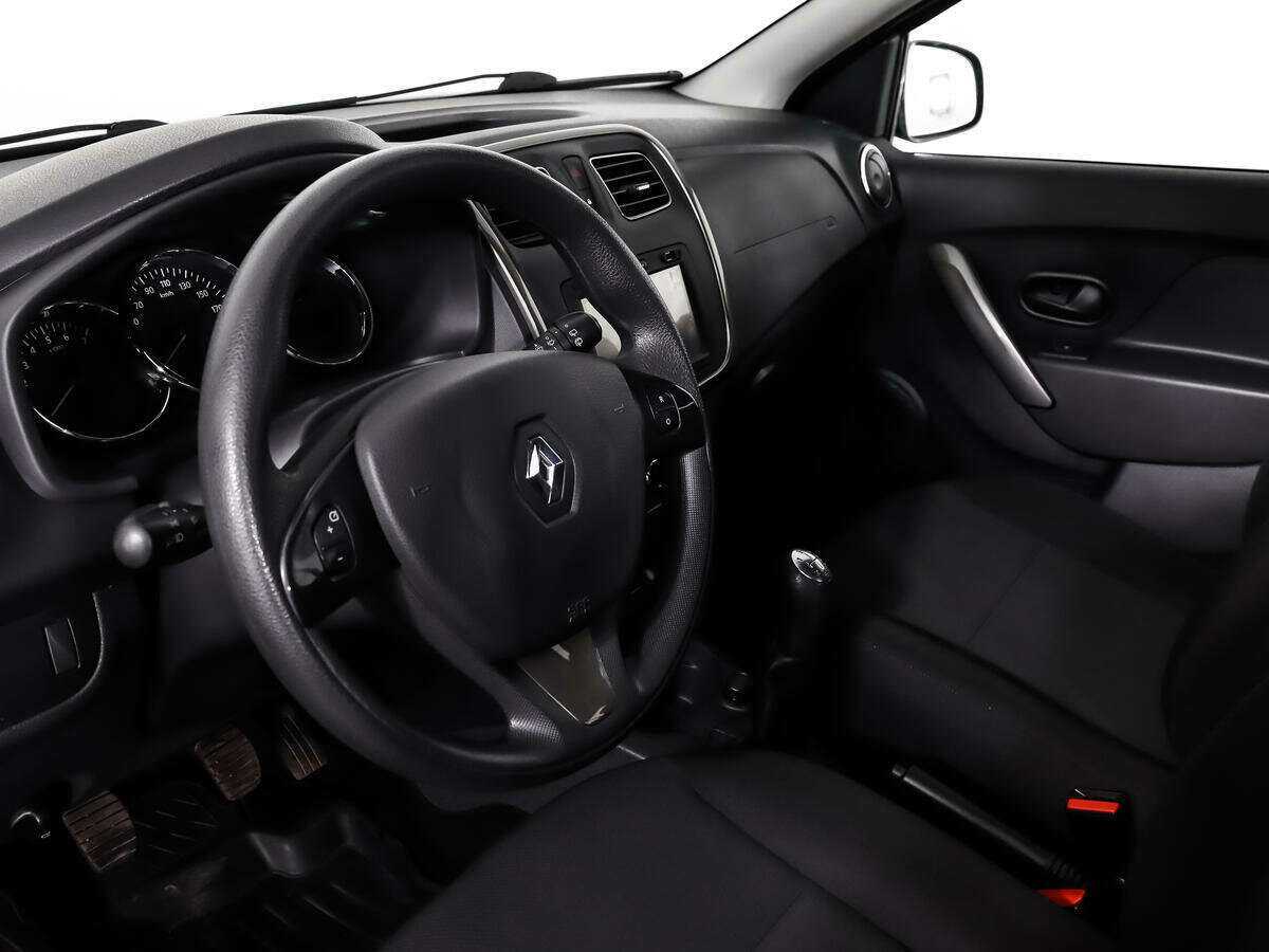 Renault Sandero с пробегом — 2015 год. Фото: #8