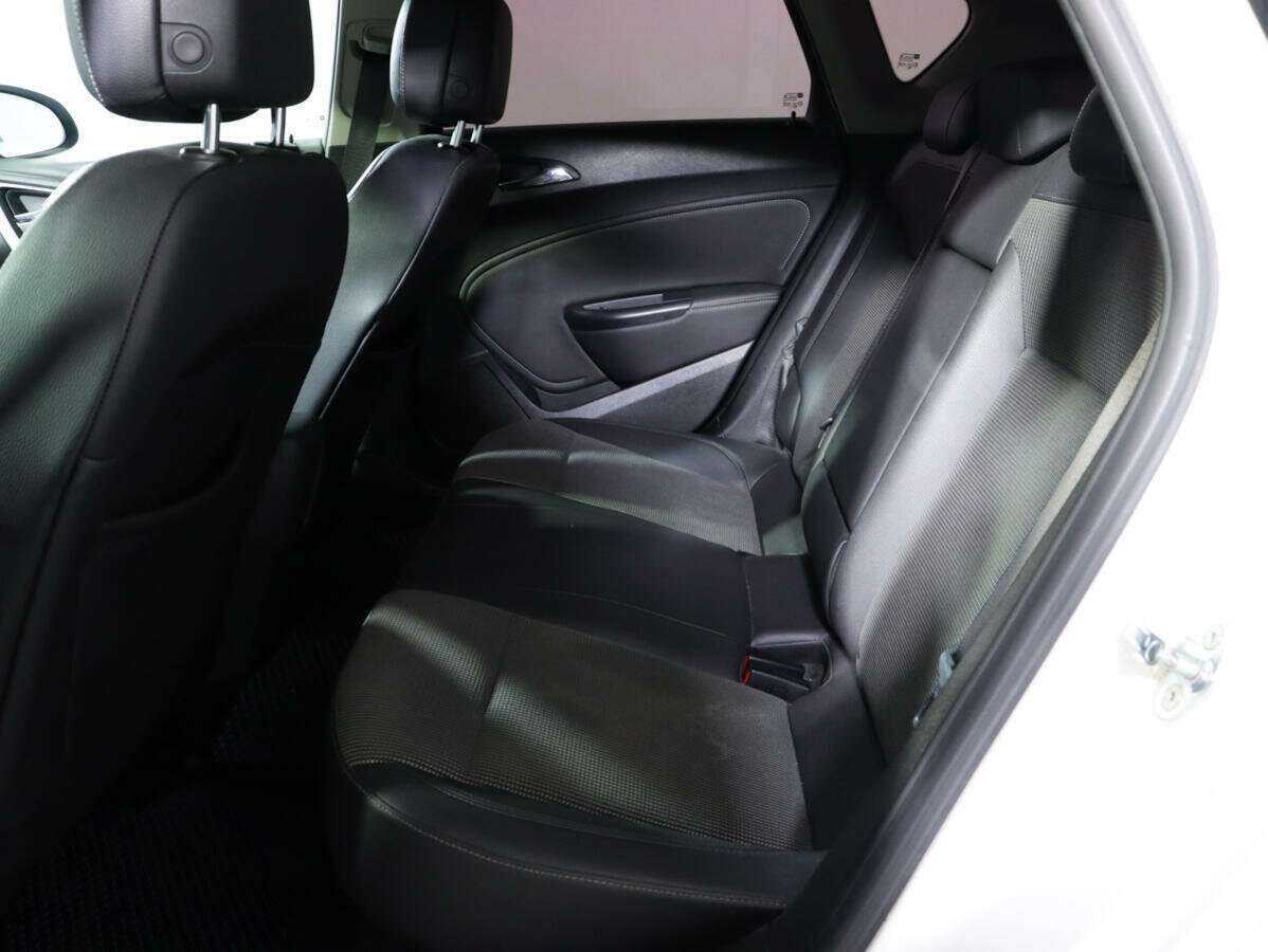 Opel Astra с пробегом — 2012 год. Фото: #6