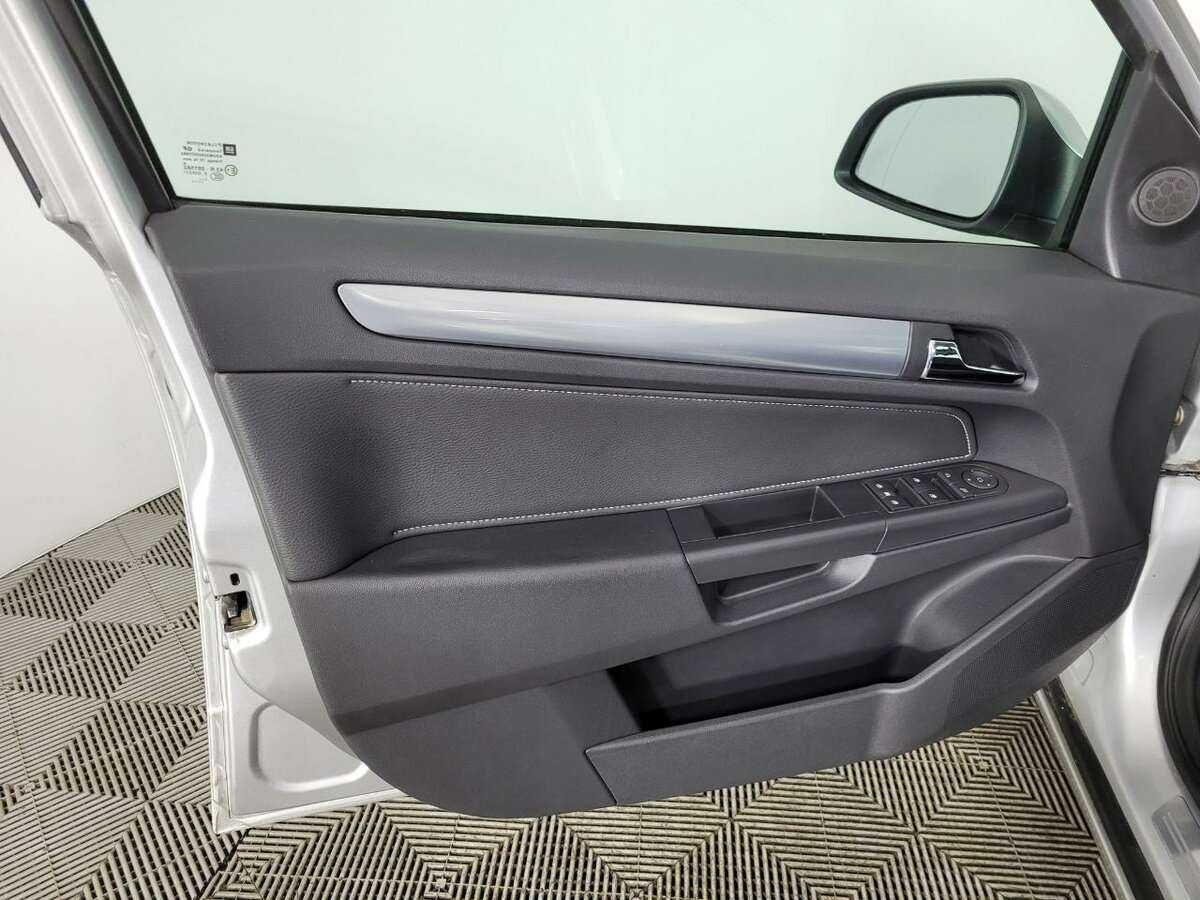 Opel Astra с пробегом — 2012 год. Фото: #7