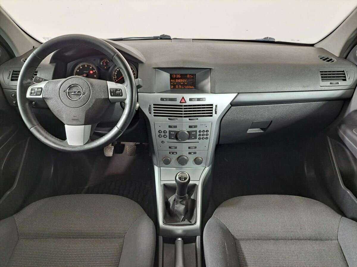 Opel Astra с пробегом — 2012 год. Фото: #11