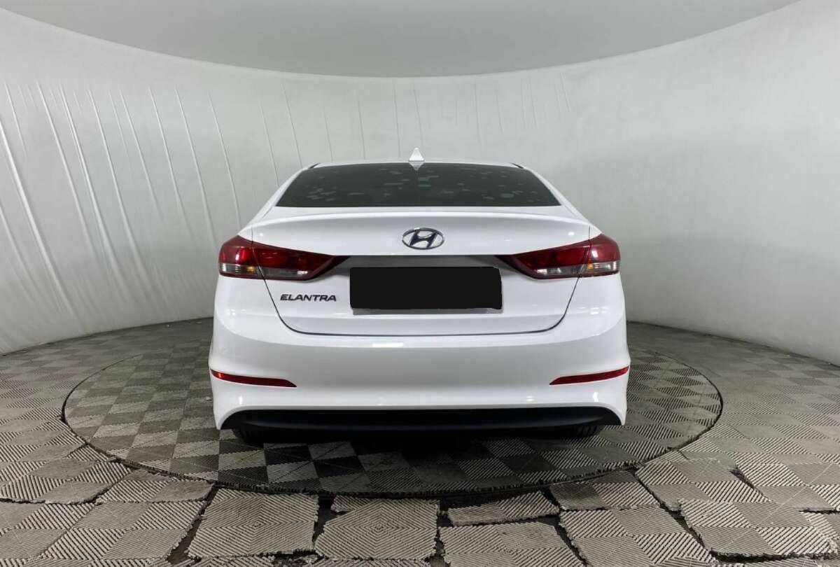 Hyundai Elantra с пробегом — 2017 год. Фото: #5