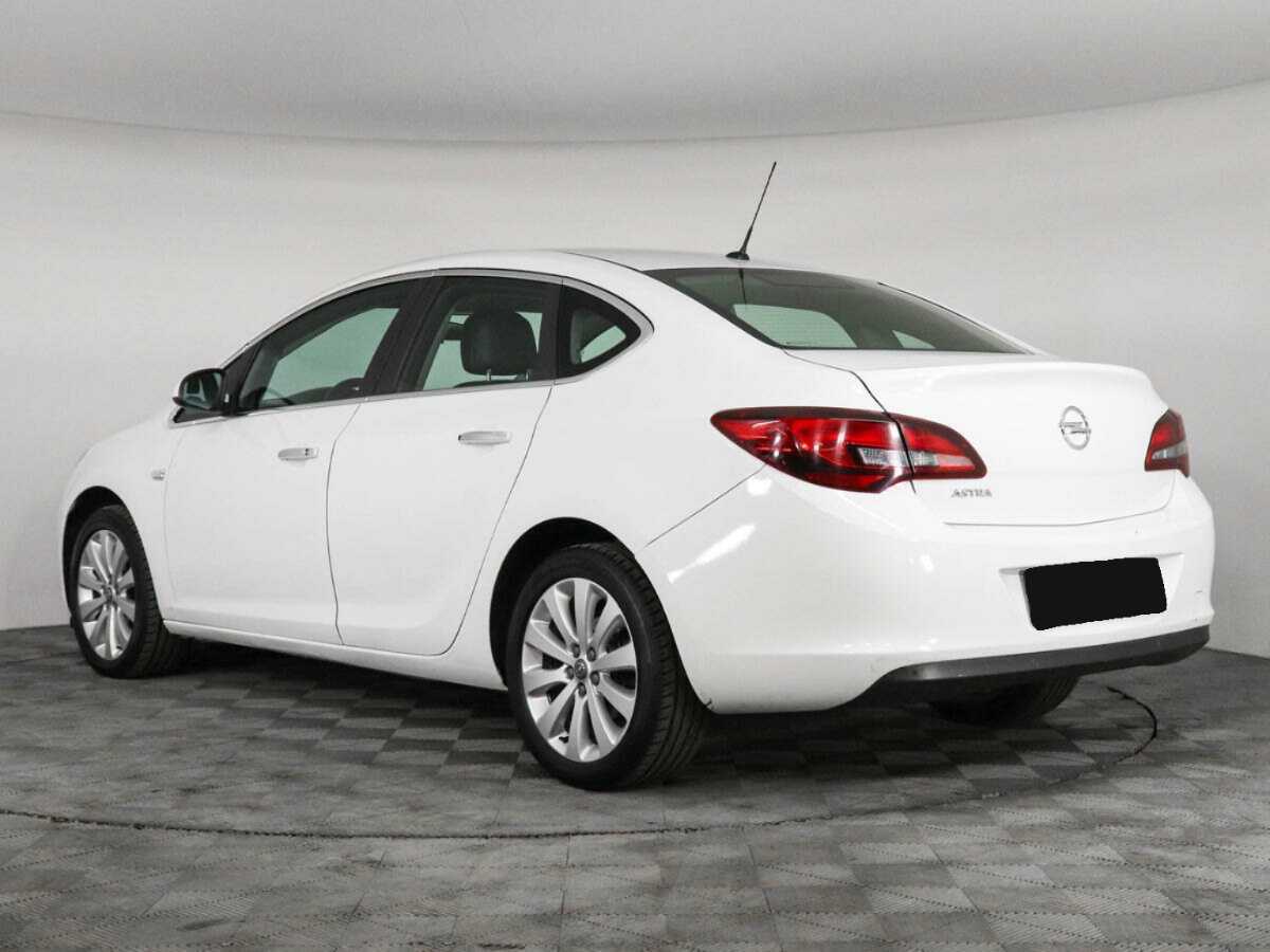 Opel Astra с пробегом — 2013 год. Фото: #6