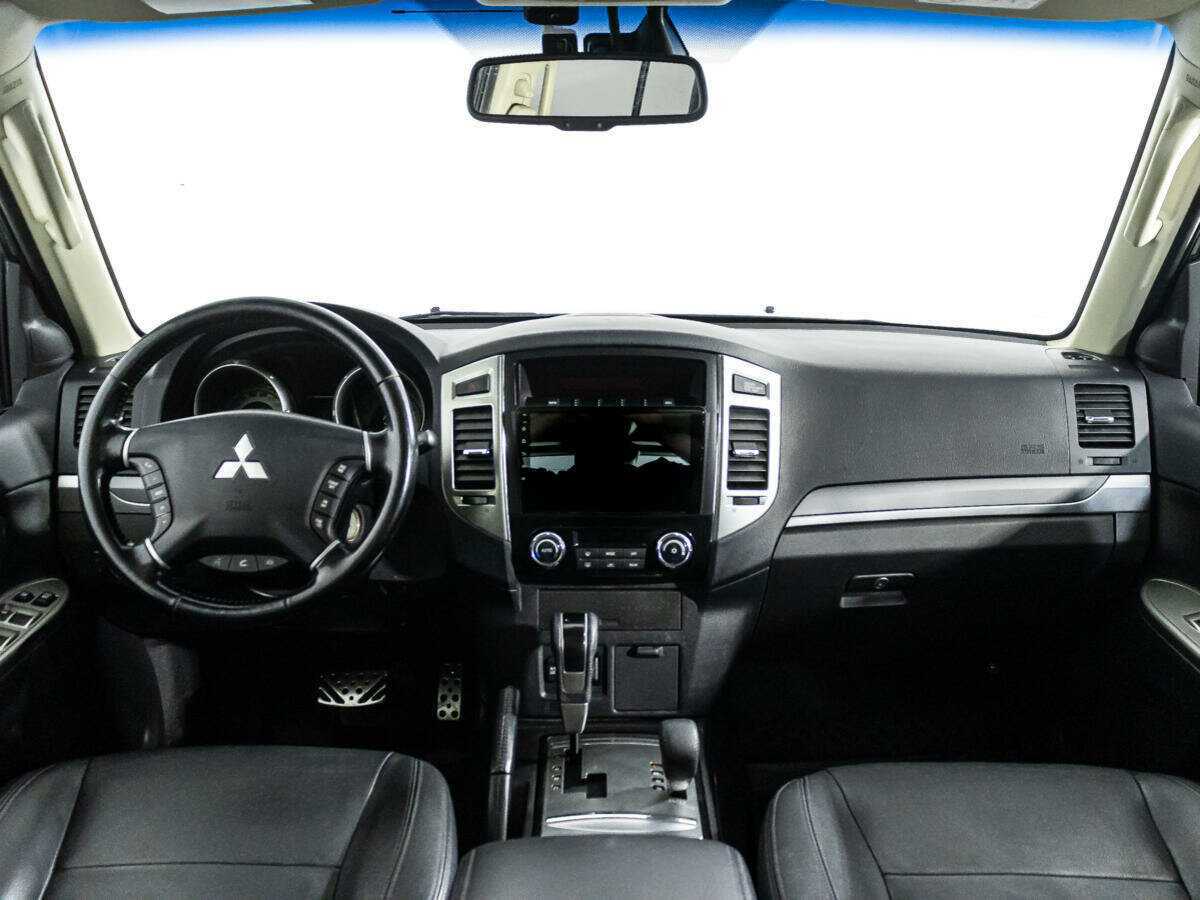 Mitsubishi Pajero с пробегом — 2015 год. Фото: #12