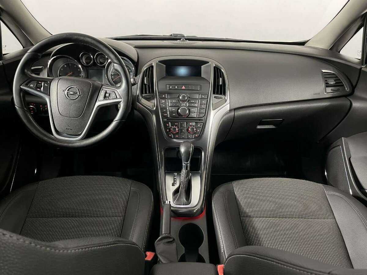 Opel Astra с пробегом — 2012 год. Фото: #6