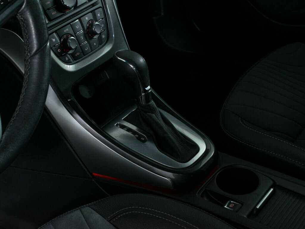 Opel Astra с пробегом — 2013 год. Фото: #12