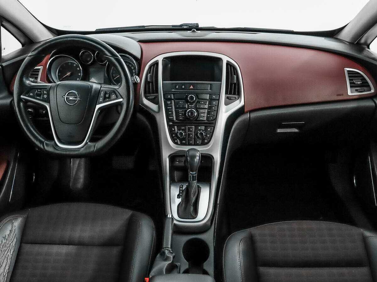 Opel Astra с пробегом — 2012 год. Фото: #11