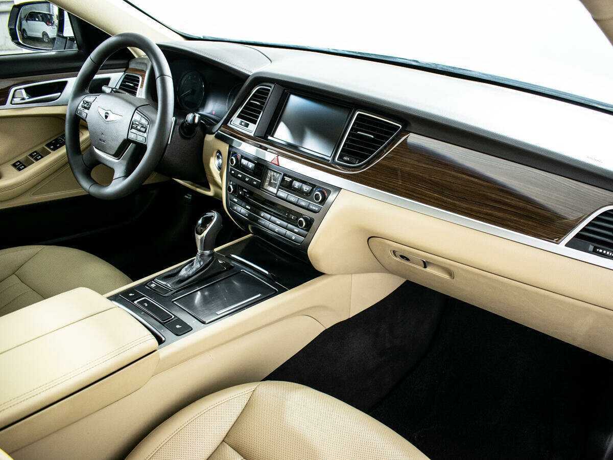 Hyundai Genesis с пробегом — 2015 год. Фото: #9