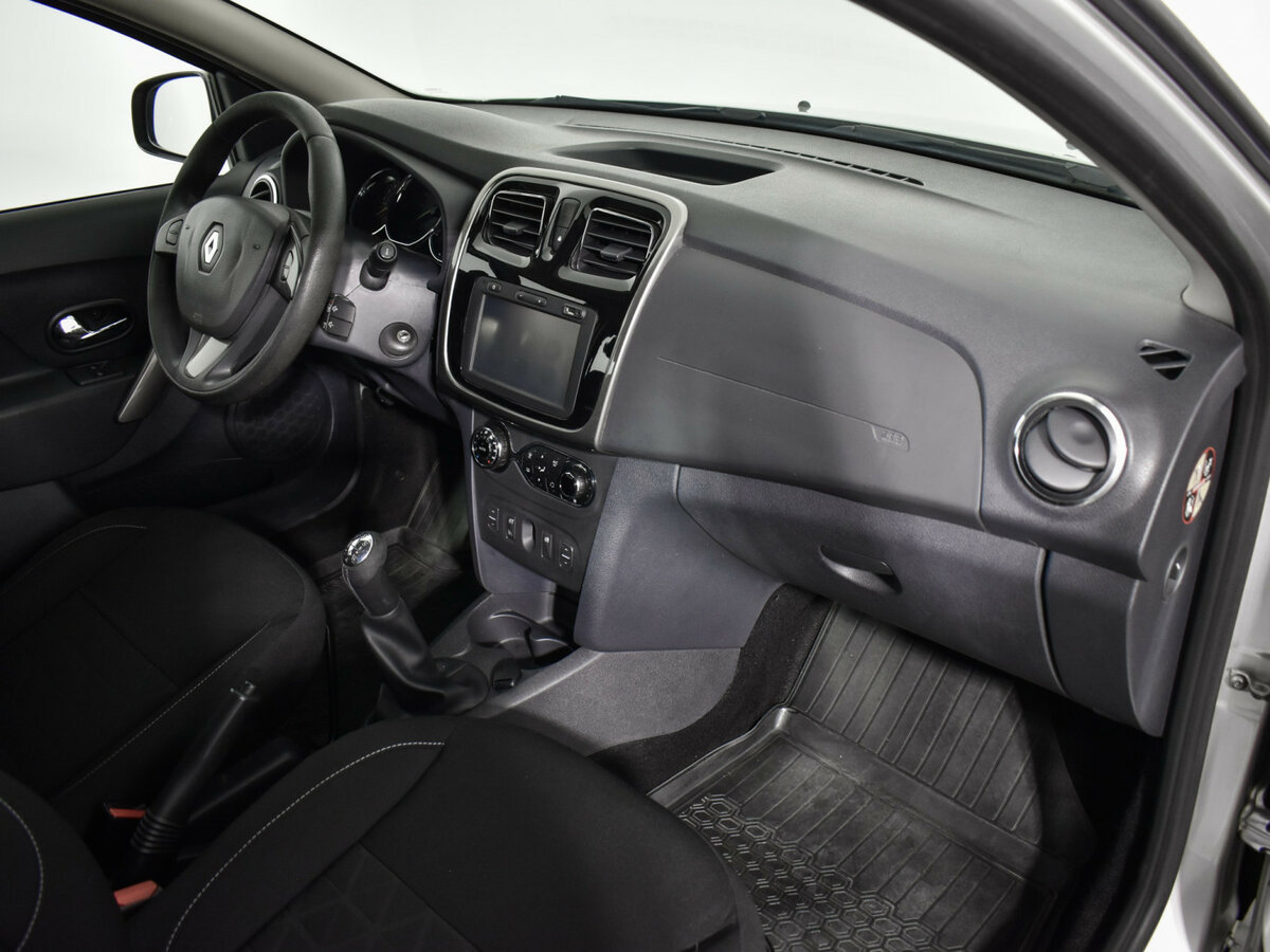 Renault Sandero с пробегом — 2016 год. Фото: #11