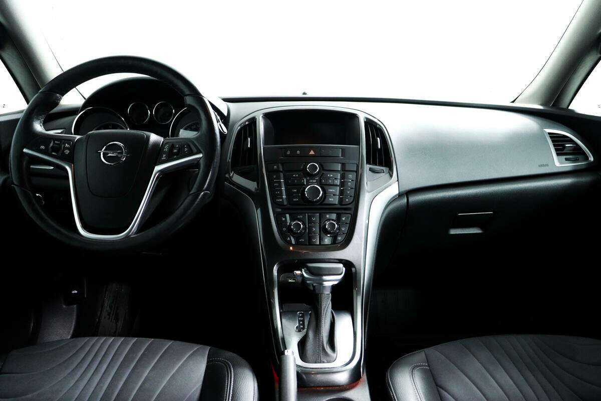 Opel Astra с пробегом — 2014 год. Фото: #10
