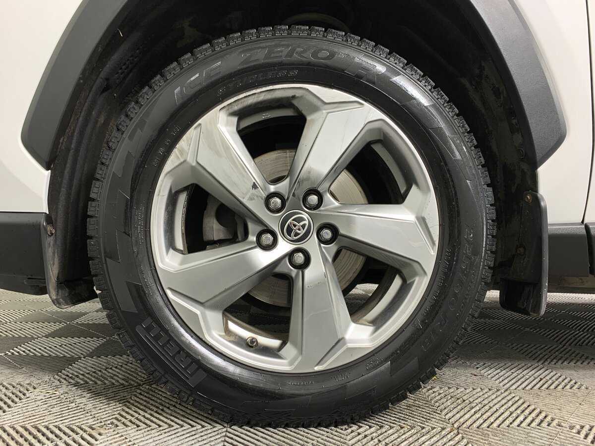 Toyota RAV4 с пробегом — 2020 год. Фото: #8