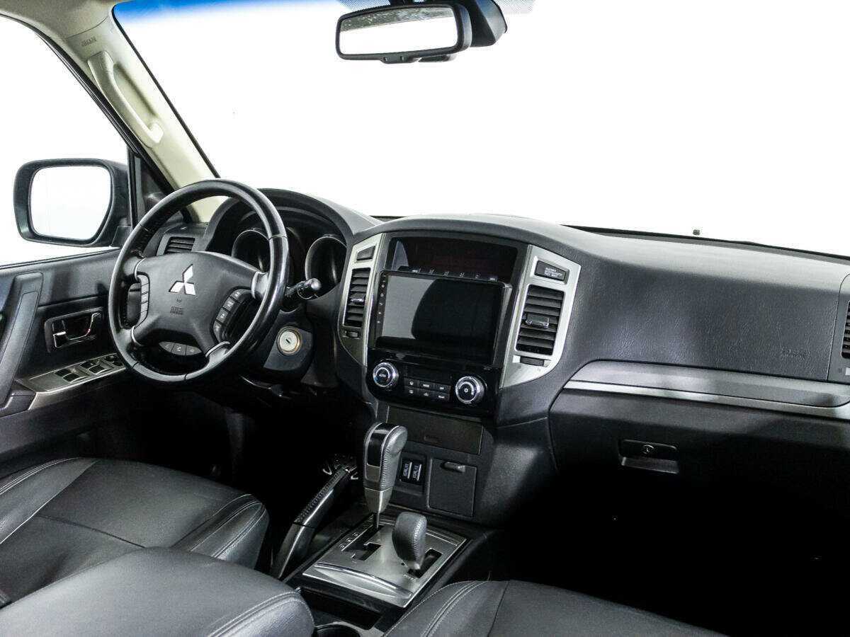 Mitsubishi Pajero с пробегом — 2015 год. Фото: #8