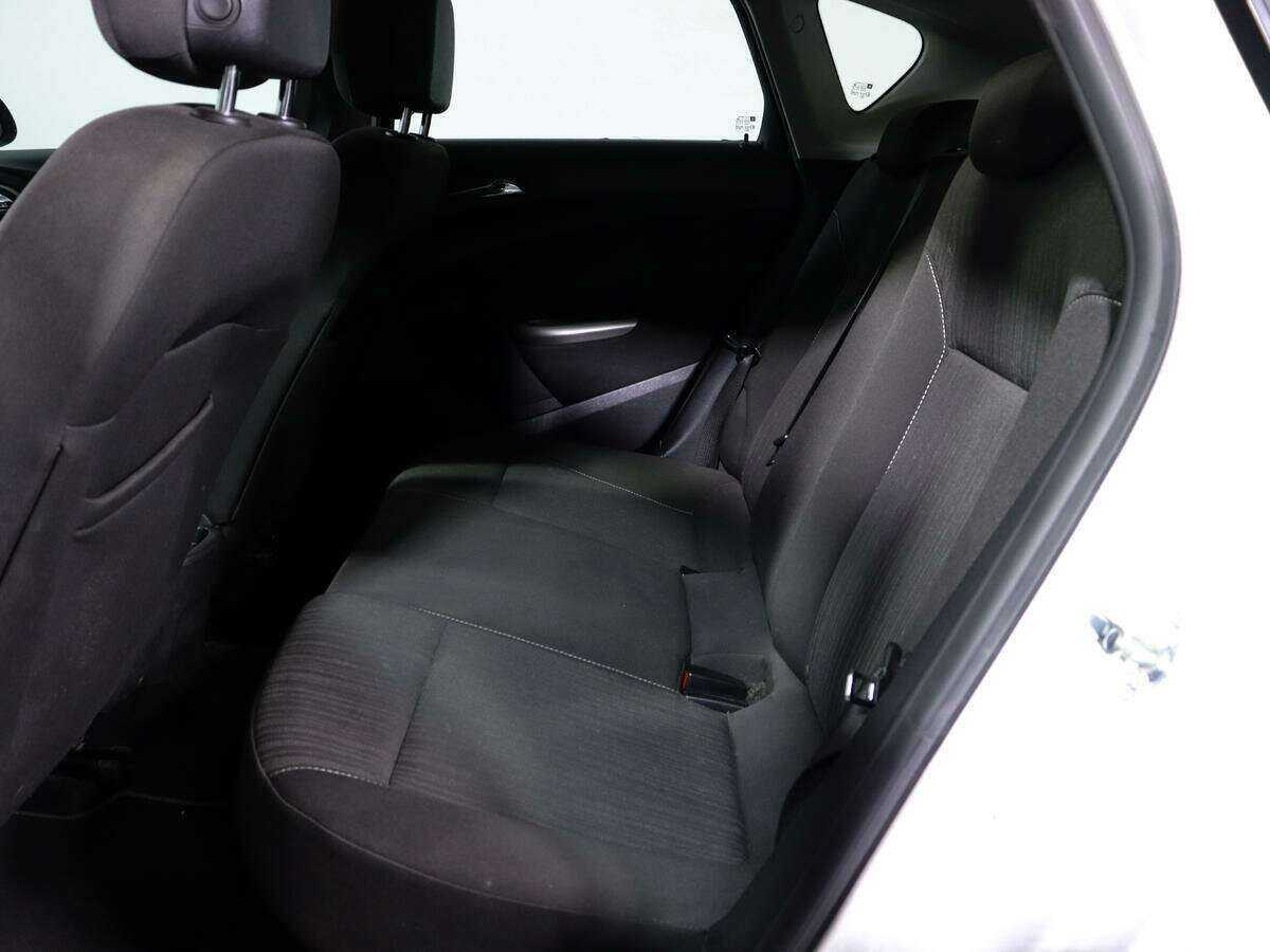 Opel Astra с пробегом — 2012 год. Фото: #7