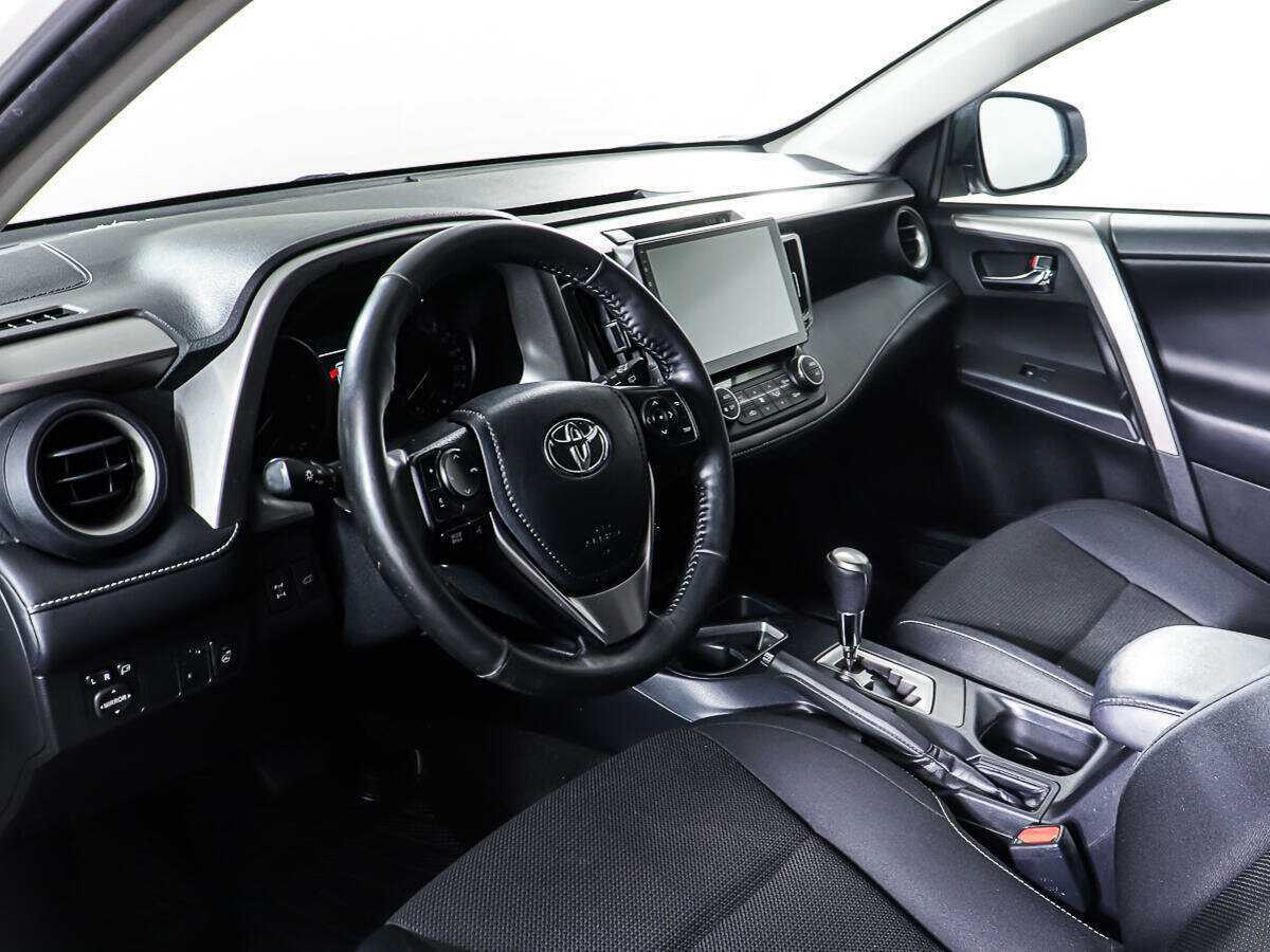 Toyota RAV4 с пробегом — 2017 год. Фото: #12