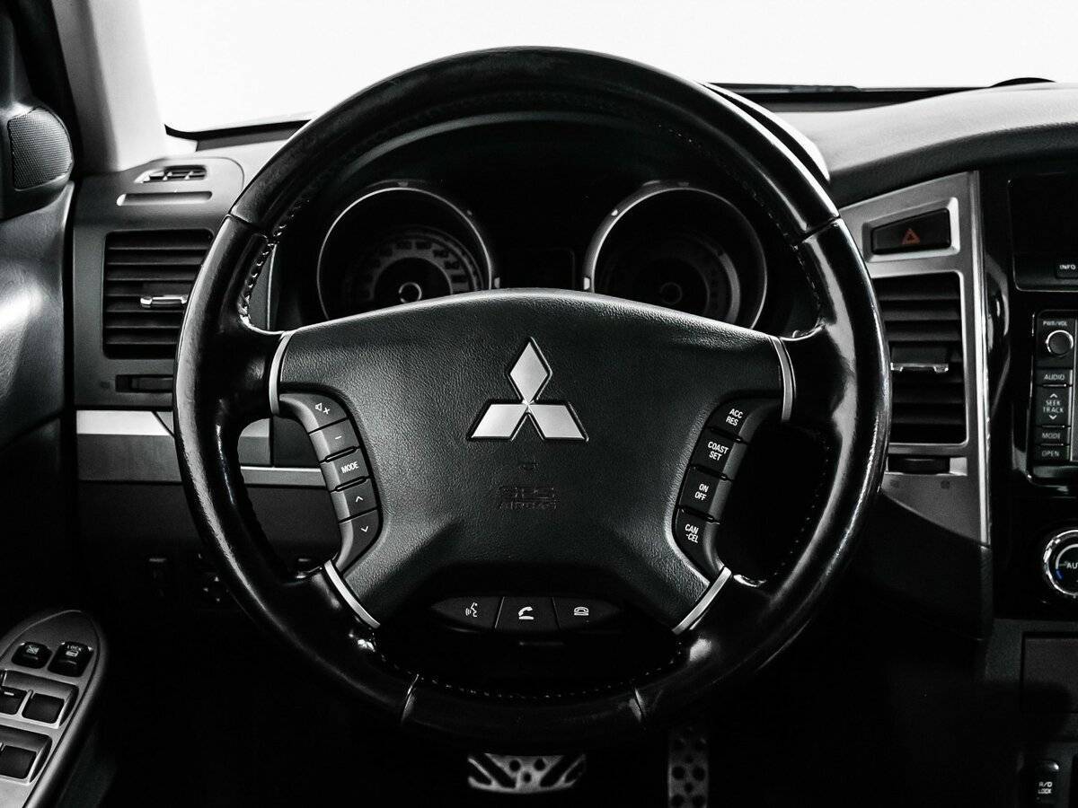 Mitsubishi Pajero с пробегом — 2015 год. Фото: #11