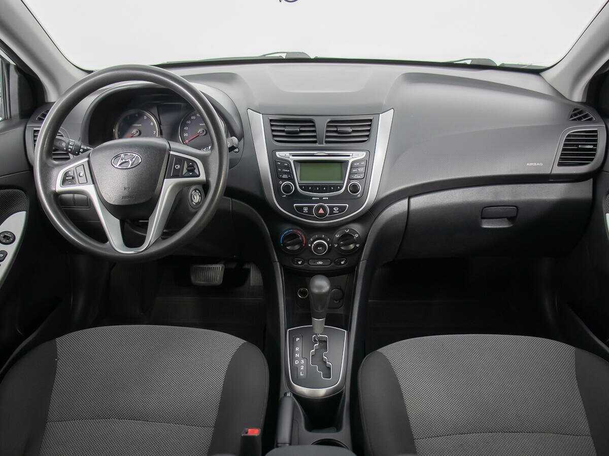 Hyundai Solaris с пробегом — 2012 год. Фото: #12