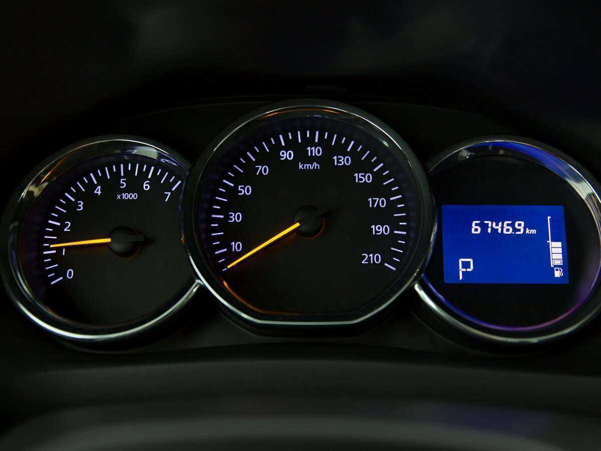 Renault Logan с пробегом — 2015 год. Фото: #10