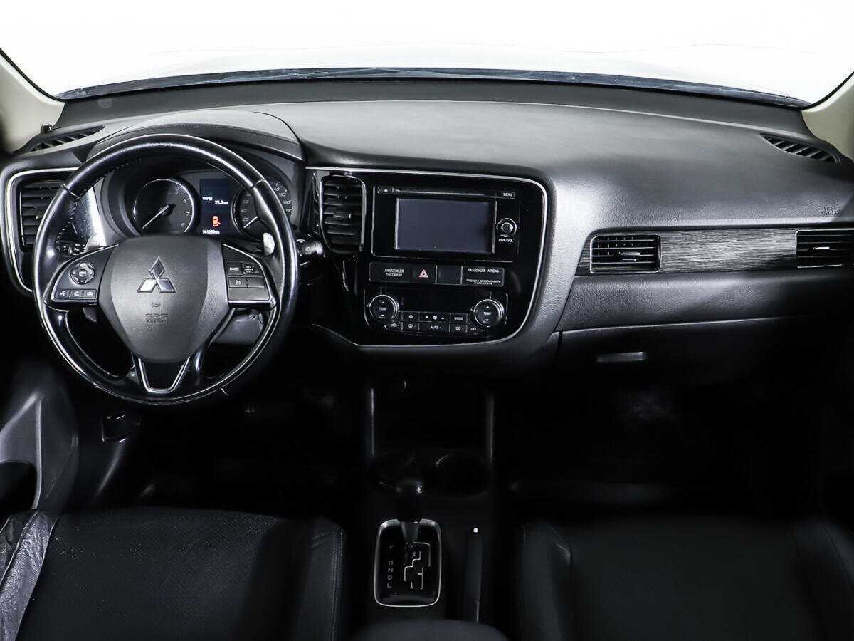 Mitsubishi Outlander с пробегом — 2015 год. Фото: #10