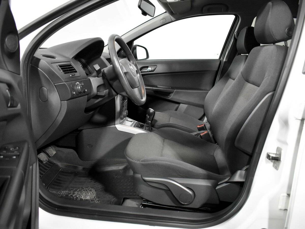 Opel Astra с пробегом — 2013 год. Фото: #8