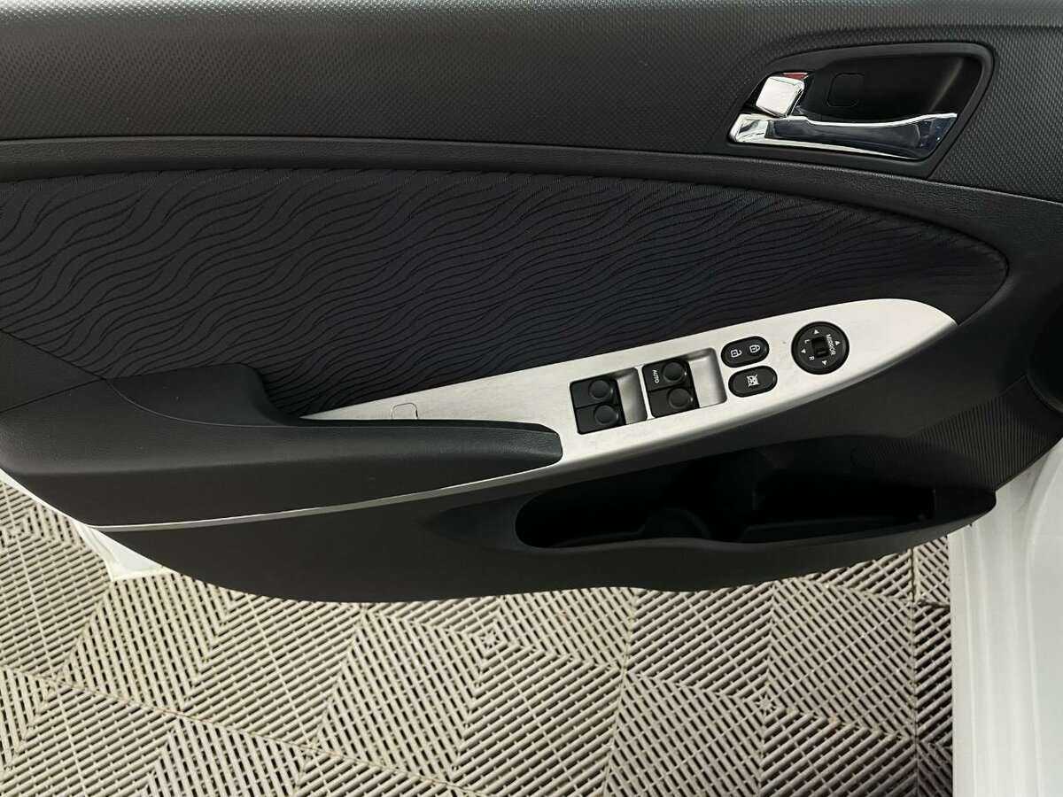 Hyundai Solaris с пробегом — 2012 год. Фото: #7