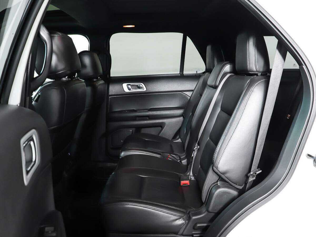 Ford Explorer с пробегом — 2012 год. Фото: #9