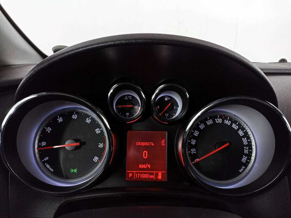 Opel Astra с пробегом — 2012 год. Фото: #10