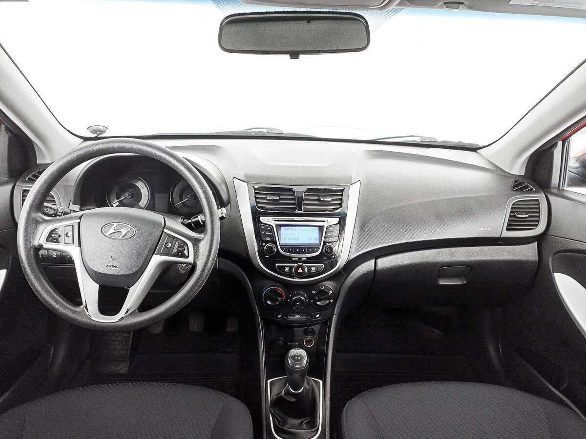 Hyundai Solaris с пробегом — 2012 год. Фото: #9