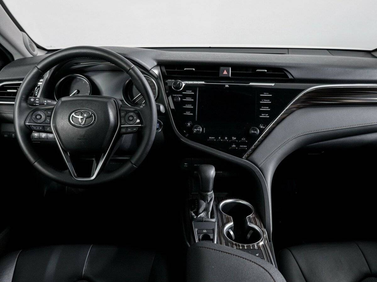 Toyota Camry с пробегом — 2019 год. Фото: #11