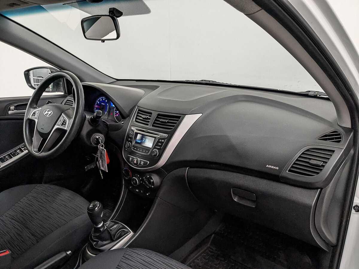 Hyundai Solaris с пробегом — 2015 год. Фото: #10