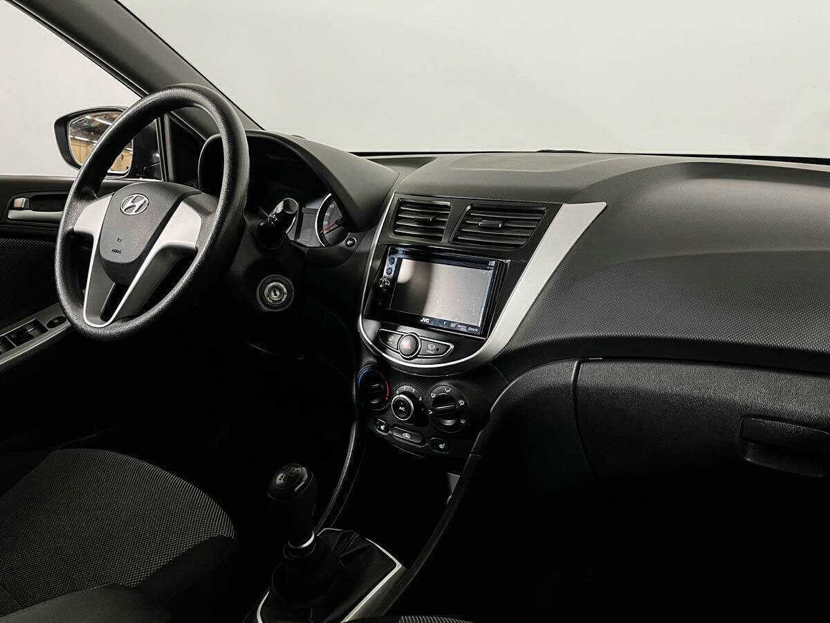 Hyundai Solaris с пробегом — 2012 год. Фото: #8