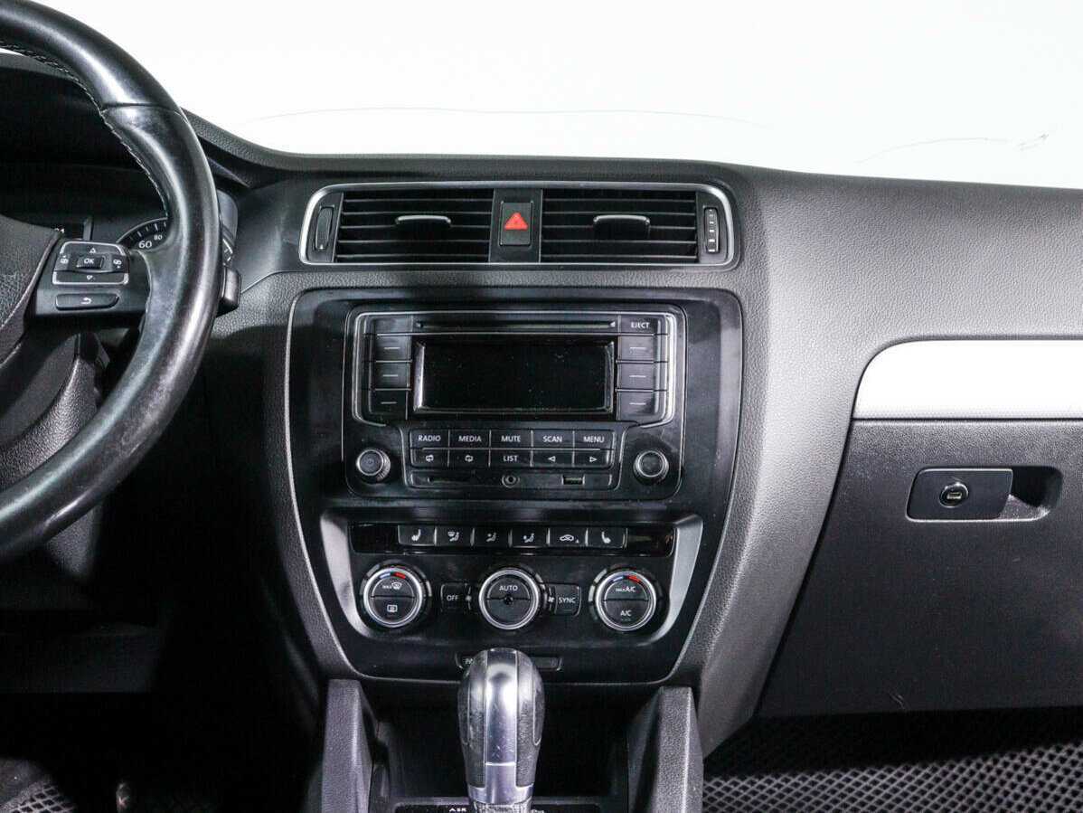 Volkswagen Jetta с пробегом — 2013 год. Фото: #10