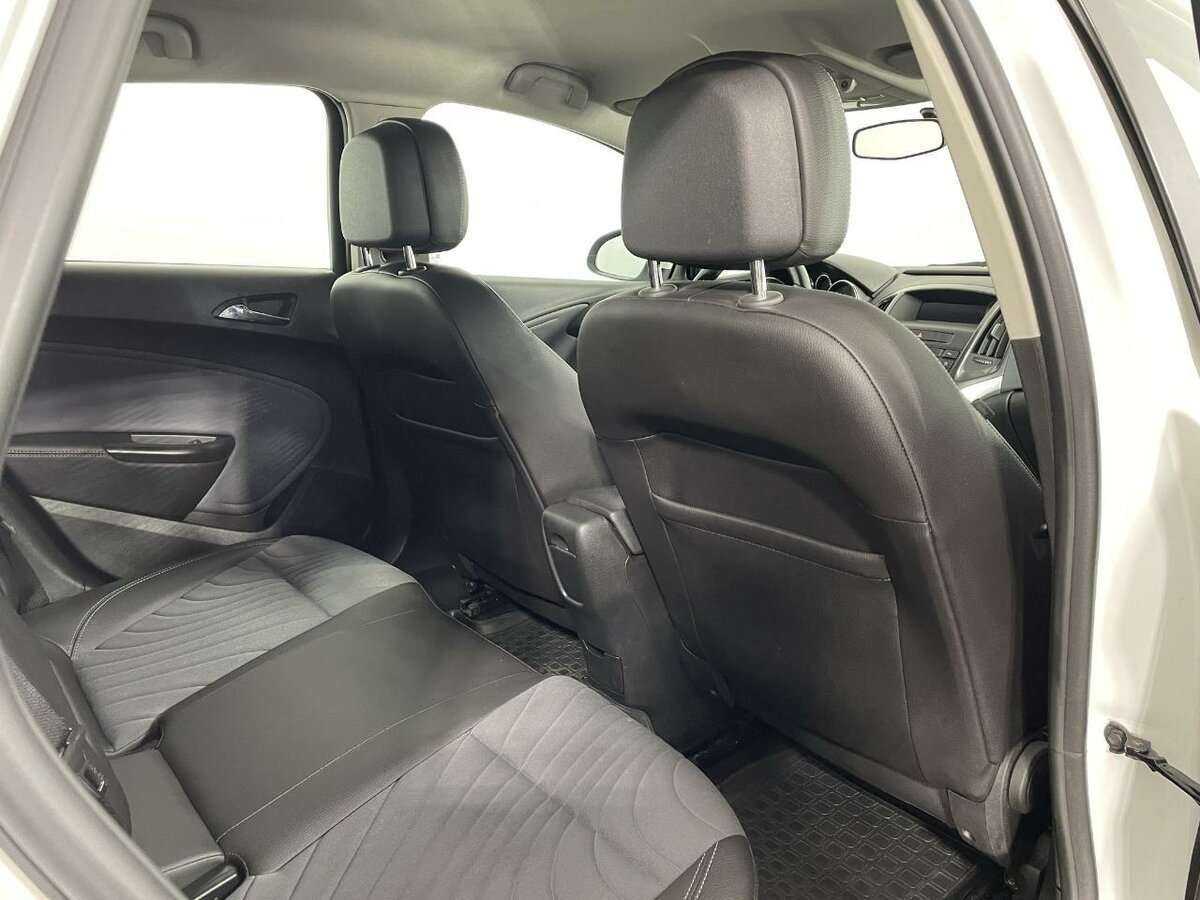 Opel Astra с пробегом — 2013 год. Фото: #14