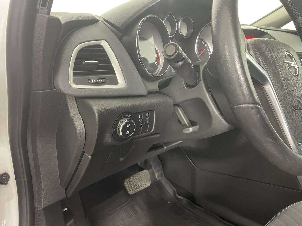 Opel Astra с пробегом — 2013 год. Фото: #8