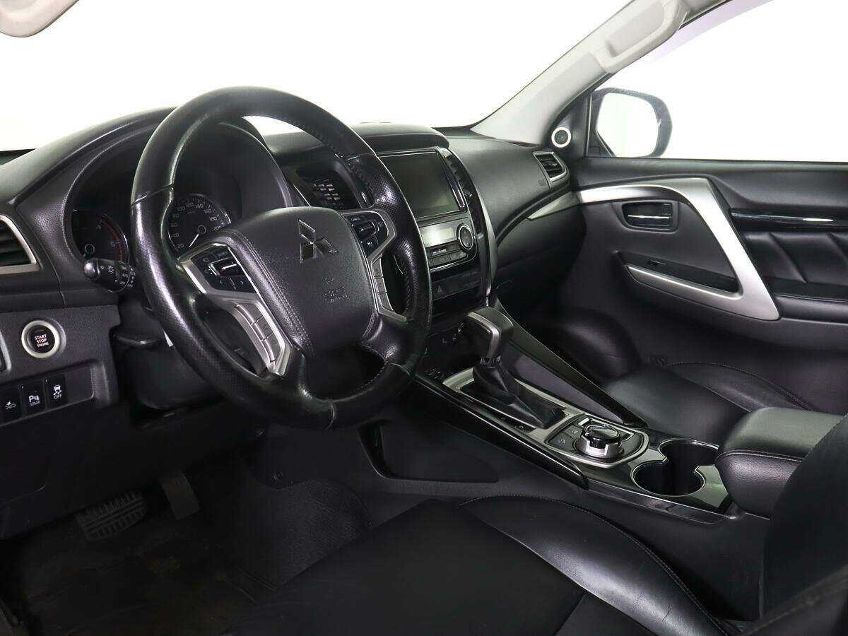 Mitsubishi Pajero Sport с пробегом — 2017 год. Фото: #12